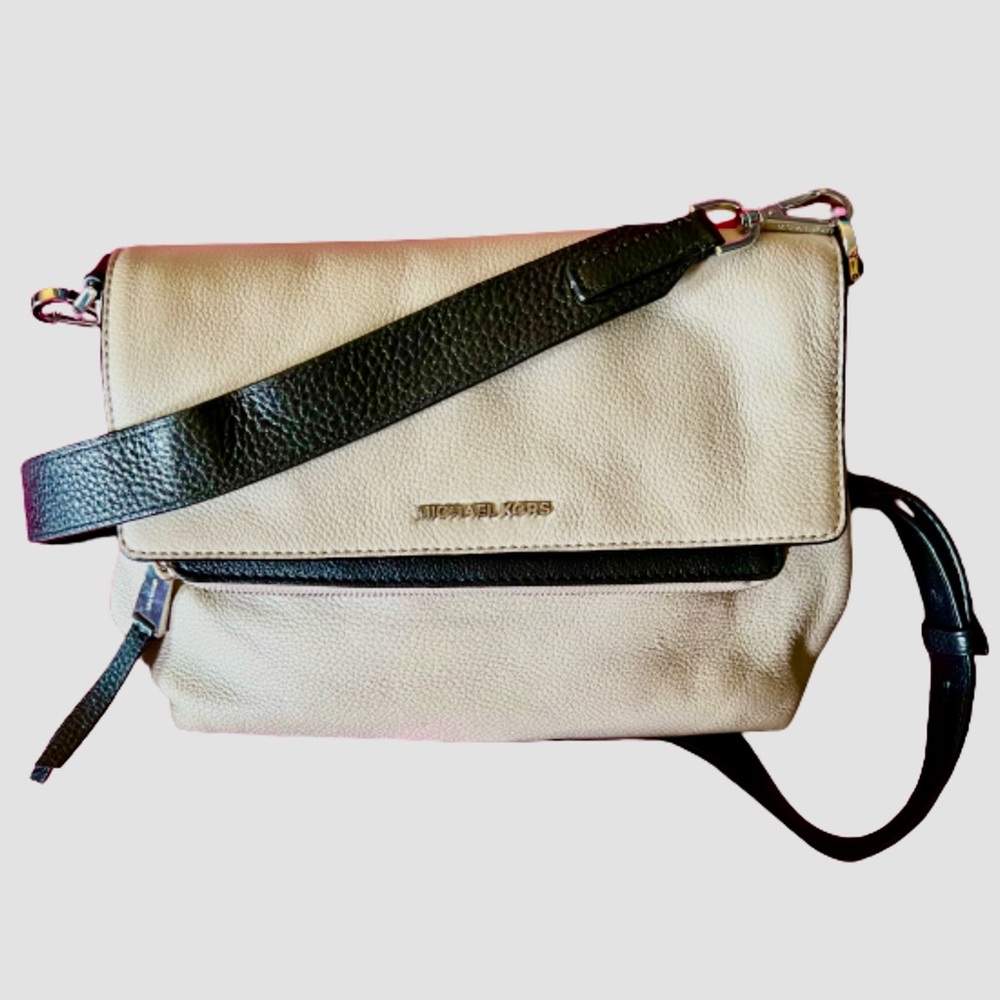 Like New Michael Kors Ezra Medium Messenger Bag in Cement & Black